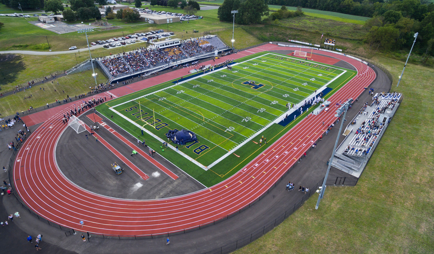 School stadium. Школьный стадион США. Школа Америка стадион мини. Футбольный комплекс. Стадион в американской школе.